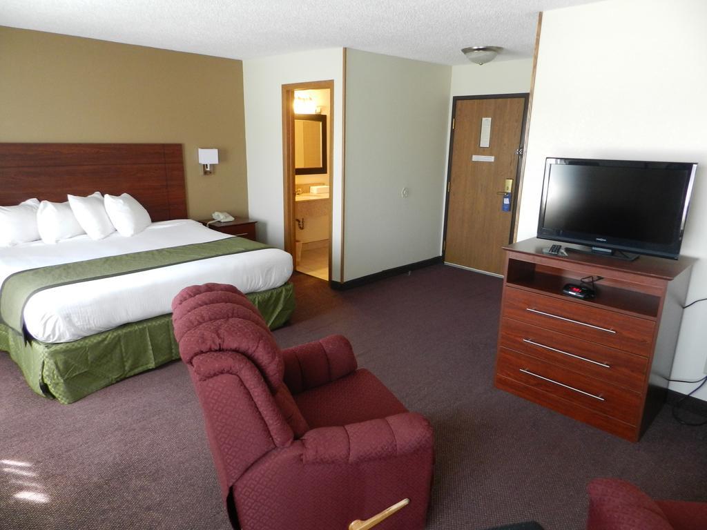 Hotel Baymont By Wyndham Dubuque Exterior foto